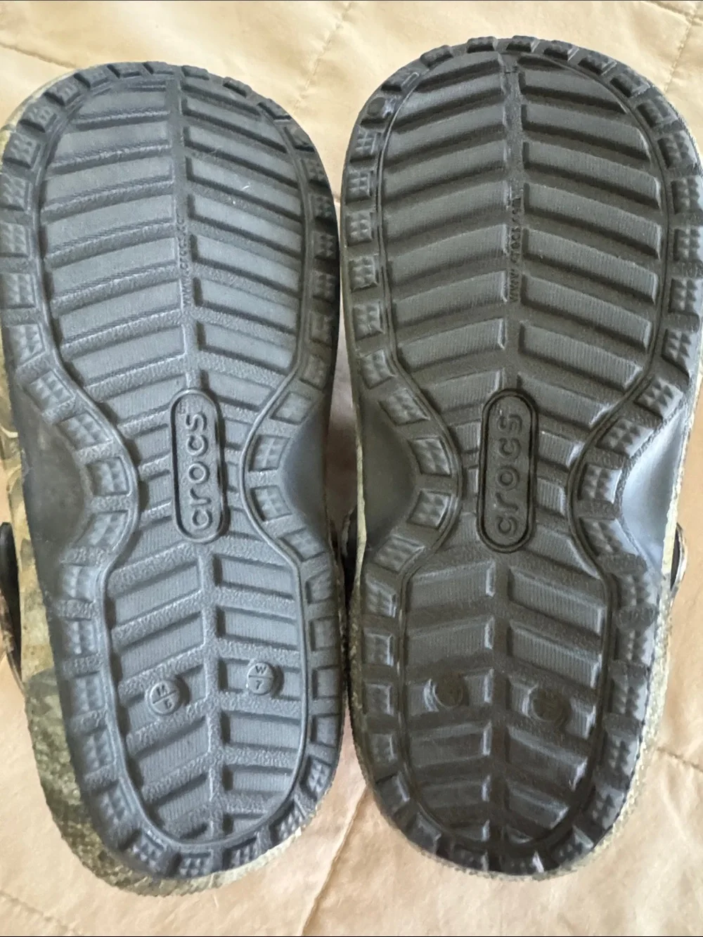 CROCS Kids Faux-Fur Lined in Camo with Black Lining Y5.5/W 7